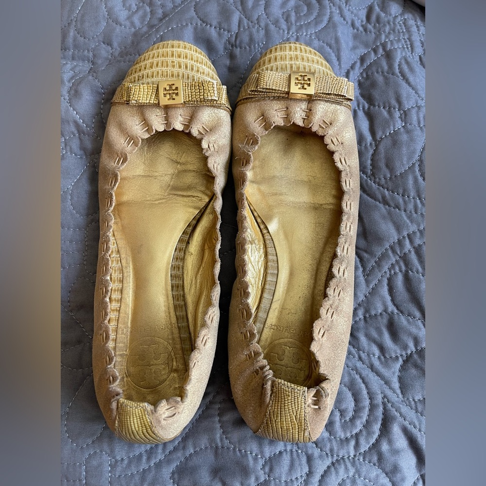 Tory Burch gold flats in good condition. Size 6.5